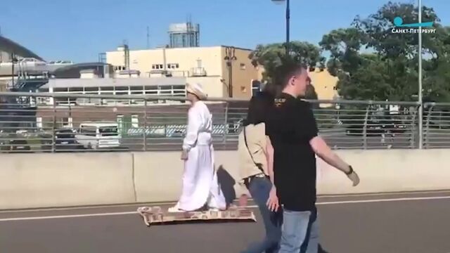 Аладдин на ковре-самолете на Яхтенном мосту
