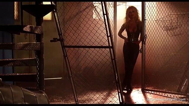 Pamela Anderson обнаженная - колючая проволока