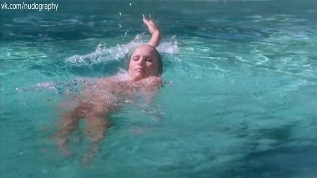 Голая Урсула Андресс (Ursula Andress) в фильме "Чувственная медсестра" (L'infermiera, The Sensuous Nurse, 1975)