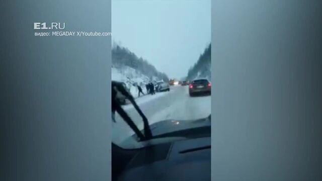 На трассе Екатеринбург - Серов Renault влетел в грузовик