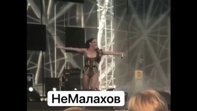 Пьяная Ольга Бузова сорвала концерт в Волгограде