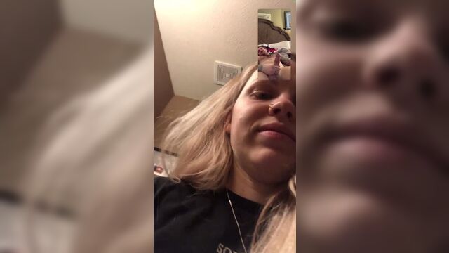 Пара блондинки и бойфренда в любительском видео на лице вместе