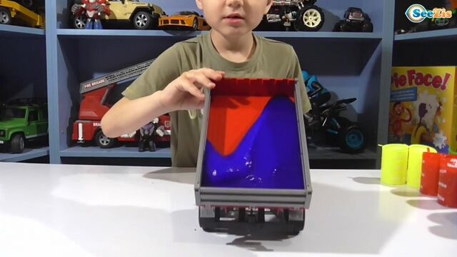 Bruder. Машинки Трактор Погрузчик. Видео для детей. Игорек делает дорогу из лизунов. Tiki Taki Boys