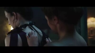 Elise Bauman и Natasha Negovanlis в Carmilla (2017)