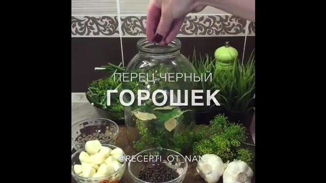 Маринованные огурцы (ингредиенты указаны в описании видео)