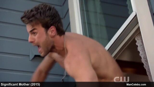 Nathaniel Buzolic раздевается в сексуальном нижнем белье