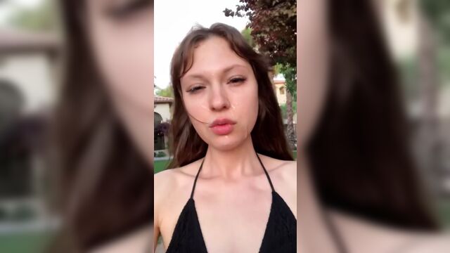 Сперма на лице на публике