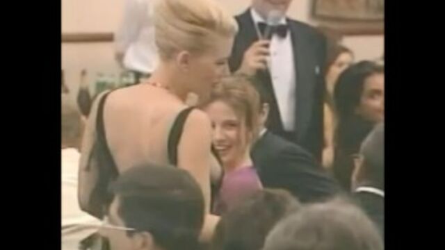 Scarlett Johansson side Boob