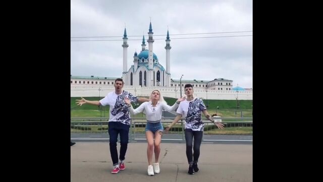 Малышева Анастасия танцует на фоне мечети в Казани