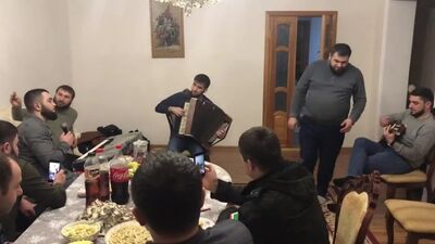 Чеченец на гитаре «Теркаца суьйре» ( Дени Сатабаев, Ильяс Аюбов, Билал Межиев)