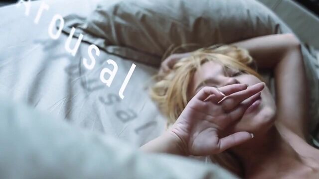 Молоденькая студентка разделась18+ Малолетка школьница развлекается на камеру Эротика Клип в стиле НЮ Засвет сосков вагины секс