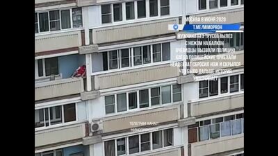 Мужчина без трусов и с ножом ползает по балконам. Москва 08.06.20