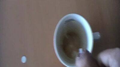Кончаю в кофейную чашку с камшотом