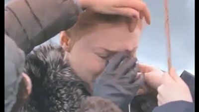 Софи Тернер плачет