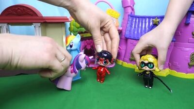 ЛЕДИ БАГ узнала тайну СУПЕР КОТА My little pony the movie