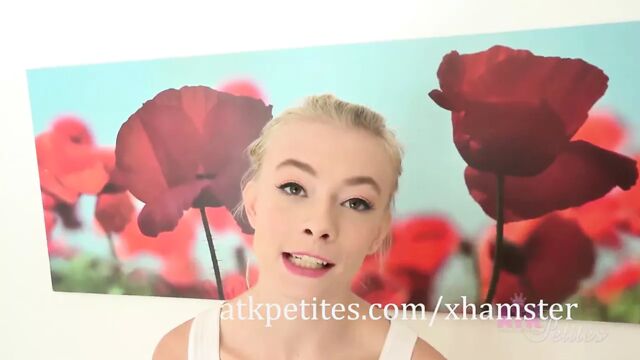Миниатюрная блондинка Maddy Rose обладает идеальным маленьким телом