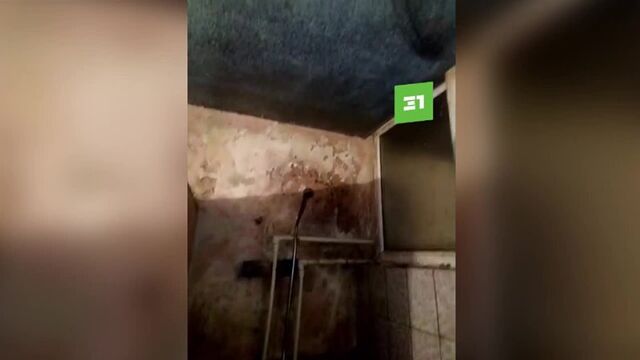 Коммунальный треш. В доме в центре Челябинска вот-вот обрушится потолок, сгнили стояки, а дыра в полу ведет в соседний ЗАГС