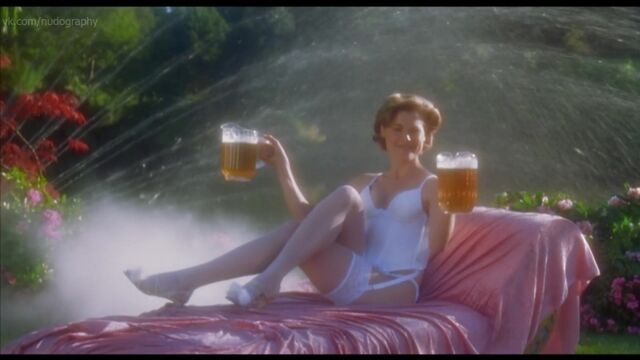 Джули Боуэн (Julie Bowen) в фильме "Счастливчик Гилмор" (Happy Gilmore, 1996, Деннис Дуган) HD 1080p - Голая? Бельё, ножки