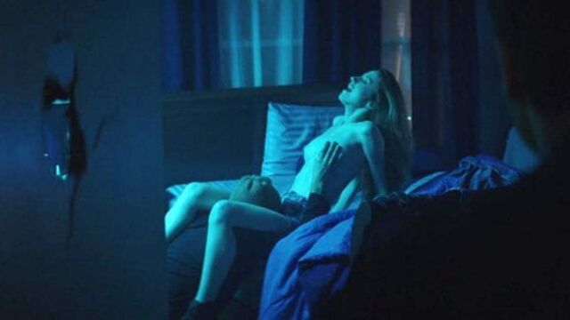 Сцена секса Zoey Deutch в Vincent и Roxxy на ScandalPlanetcom