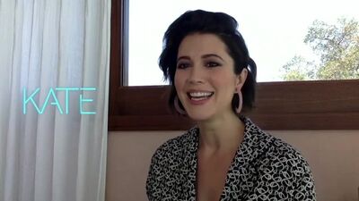 Interview Mary Elizabeth Winstead Miku Martineau Talk Kate, Playing Ukulele Together