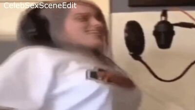 Billie Eilish играет с сисечками