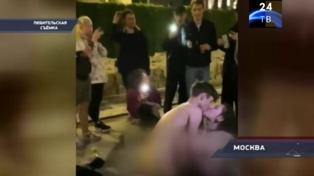 Занявшихся сексом посреди площади в Москве россиян отправили под арест