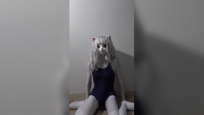 Симпатичная кошка Kigurumi в купальнике кончает с волшебной палочкой
