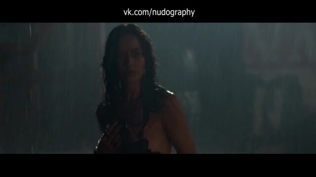 Мун Бладгуд (Moon Bloodgood) голая в фильме "Терминатор: Да придёт спаситель" (Terminator Salvation, 2009, МакДжи)