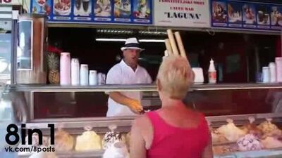 Мороженое на палочке в виде реалистичного мужского члена / An ice cream vendor trap a client with an ice-like penis