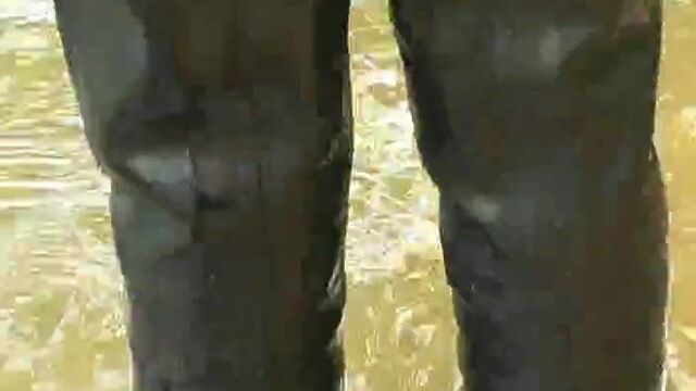 Девушка в гидрокостюме и резине в флисовой мягкой одежде, фетиш раниги