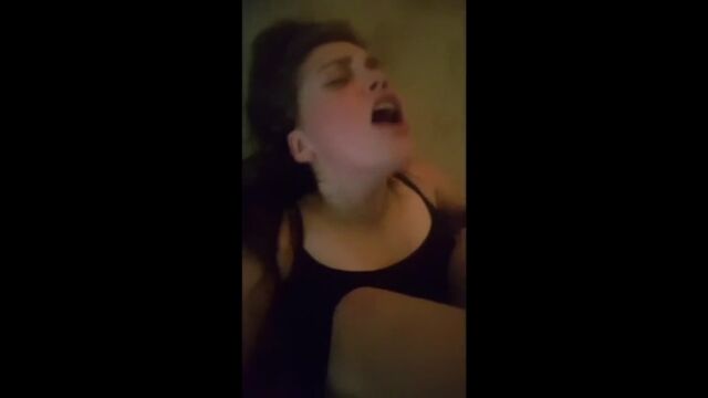 Настоящий женский оргазм во время секса снятый на видео в развернутом стиле где видно конвульсии от удовольствия на лице
