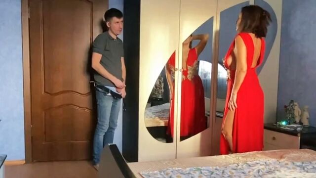 Русская зрелая мачеха Алина Туманова увидела Пасынка, когда он дрочил на неё и страстно потрахалась. Инцест Минет Russian Incest