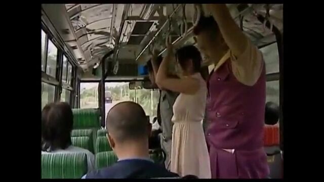 Залез рукой под платье в автобусе и начал маструбировать