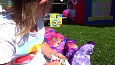 [Miss Katy] Катя и Макс НЕ ПОДЕЛИЛИ ЕДУ! Кто Во ВСЕМ ВИНОВАТ? /Kids have fun with children's play tent near pool