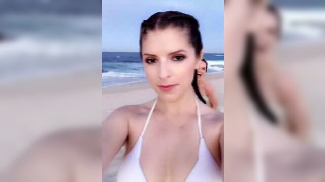 Селфи Anna Kendrick на пляже с подругой на пляже