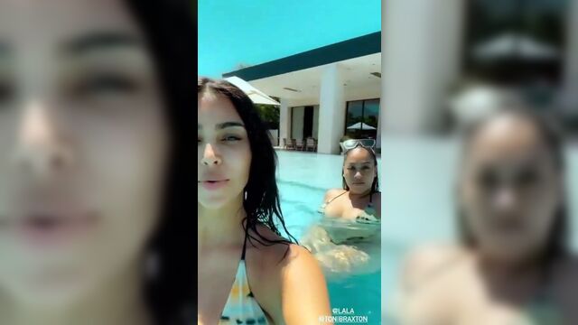 Kim Kardashian и La La Anthony в бикини у бассейна