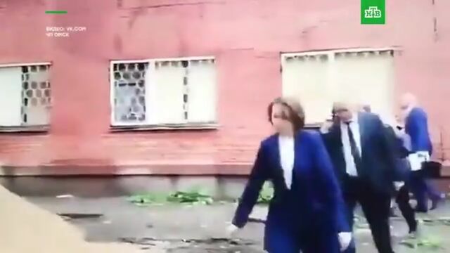 Мэр Омска прошлась по улицам своего города и упала в лужу