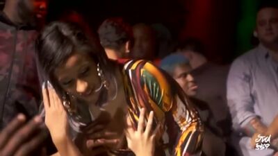 Cardi B даёт фанатам трогать свою грудь Карди Би public give fans to touch her boobs изнасиловали сестра ебёт трахает сиськи де