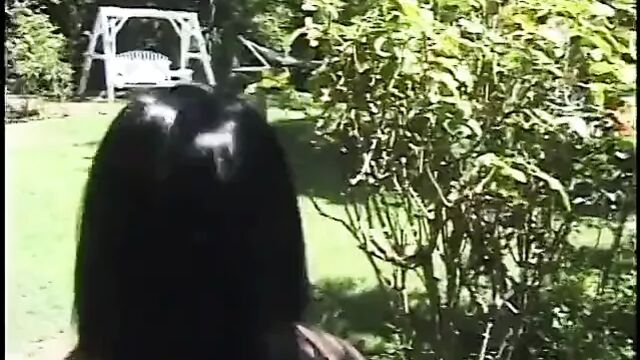 Эротичная ебля в жеребце трахает возбужденную крошку, затем шпилит ее