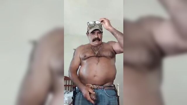 Зрелая мексиканская с усами дрочит и кончает