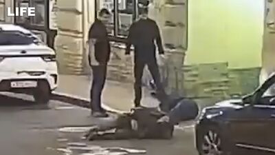 "Разборка питерская": качок с перцовым баллончиком "раскидал" оппонентов у бара