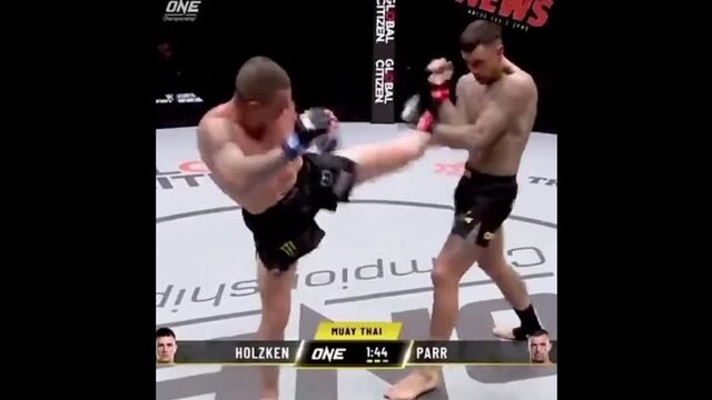 Ники Хольцкен роняет Джона Уэйна Парра, 21.04.21