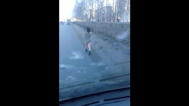 23.03.2017 Полуголая девушка гуляет по обочине (Ижевск)