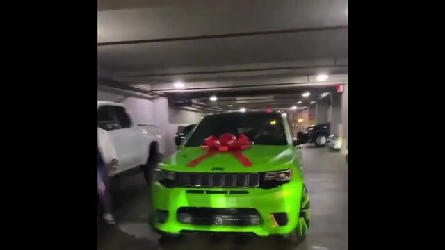 Gucci Mane подарил Pooh Shiesty зелёный внедорожник Jeep Trackhawk