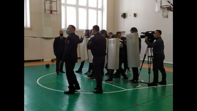 В ХМАО школьники-"силовики" отрабатывали задержания "протестующих" на своих одноклассниках