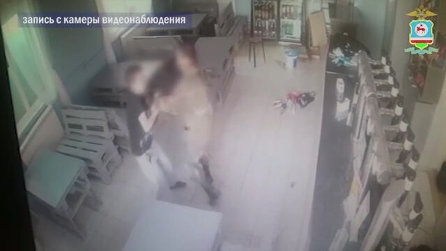 В баре Якутска грабитель напал на девушку