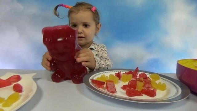 Желейные мишки червяки и рыбки делаем на Гамми Мэйкер Gummy Bears worms and fish on maker