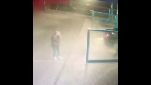На автомойке в Краснодаре телка начала доебываться до своего мужика, а тот окатил её напором воды! Можно смотреть вечно!