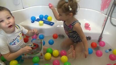 Катя купается в ванной с красками и игрушками для ванной Bath time with paints and toys for bath