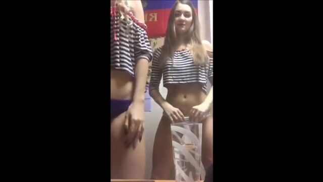 Школьницы светят сиськами и жопами в перископ nude teen boobs and ass schoolgirls